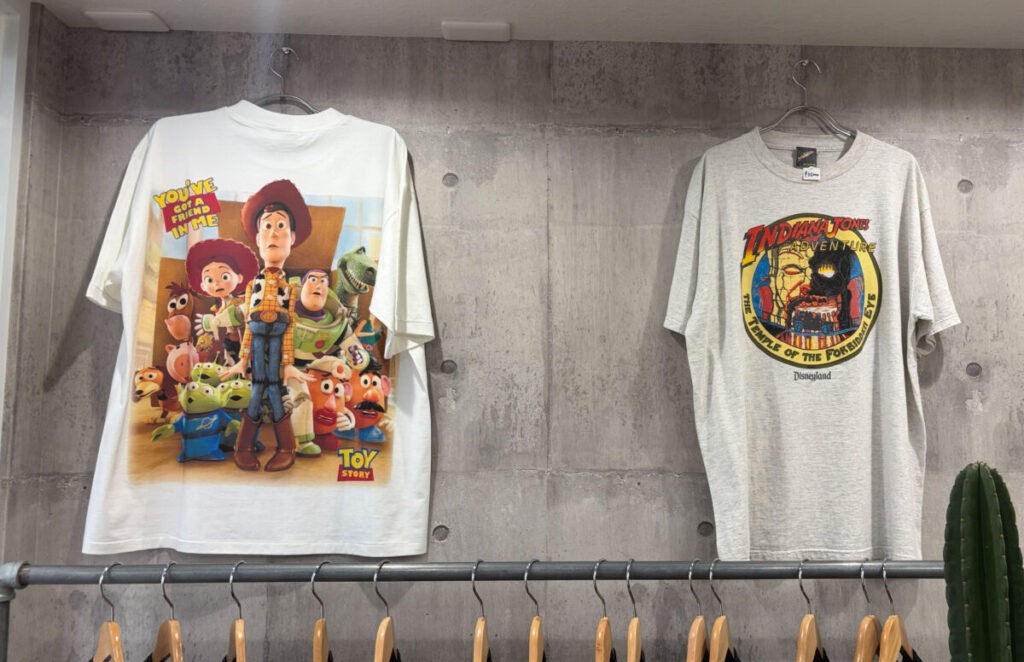 DisneyのプリントTシャツが並ぶ壁