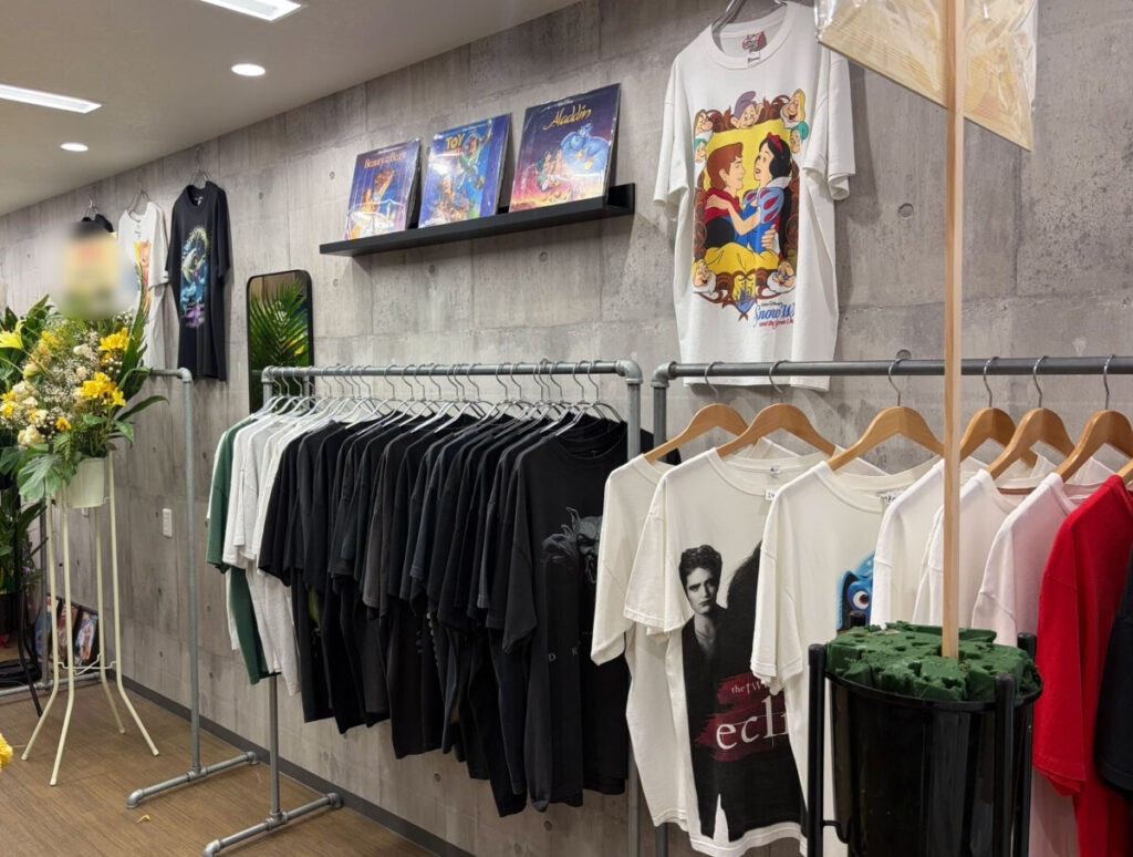 映画やキャラクターのアイテムが並ぶMVP店内